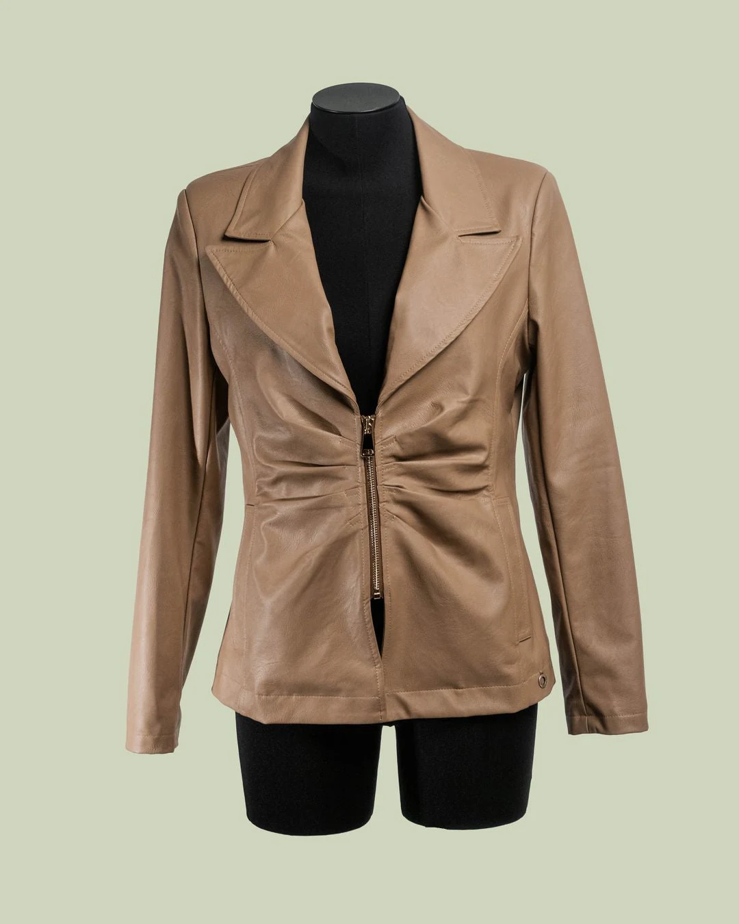 Giacca in Simil Pelle con Zip e Drappeggio Centrale – ECO